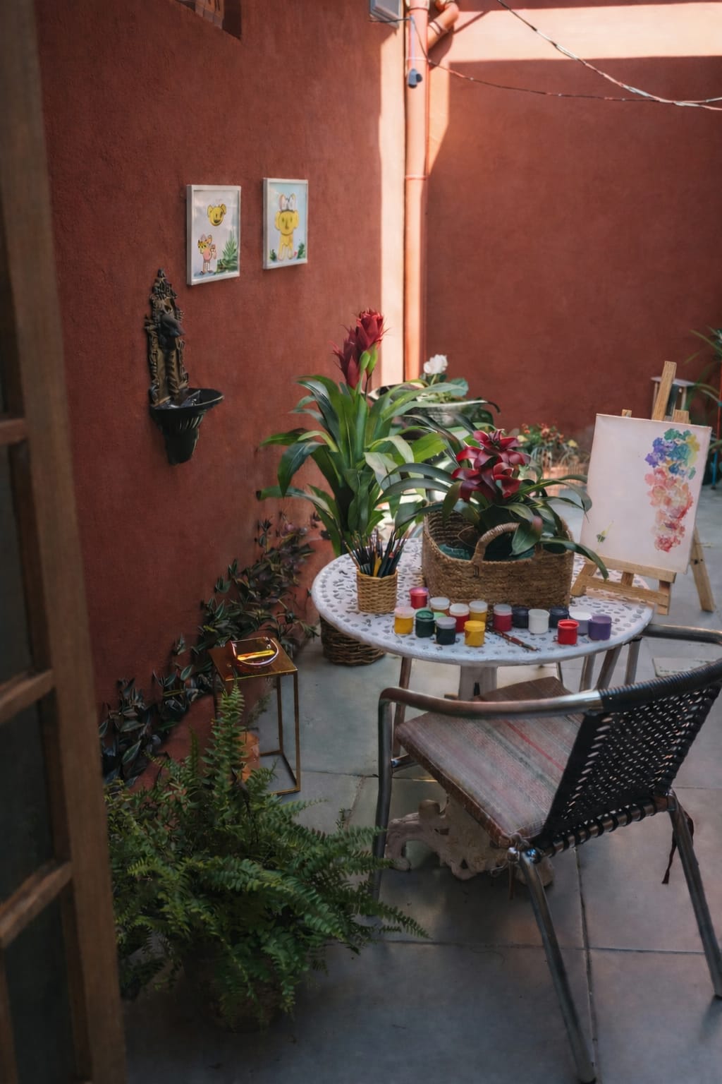 Espaço externo de arte com plantas e cavaletes